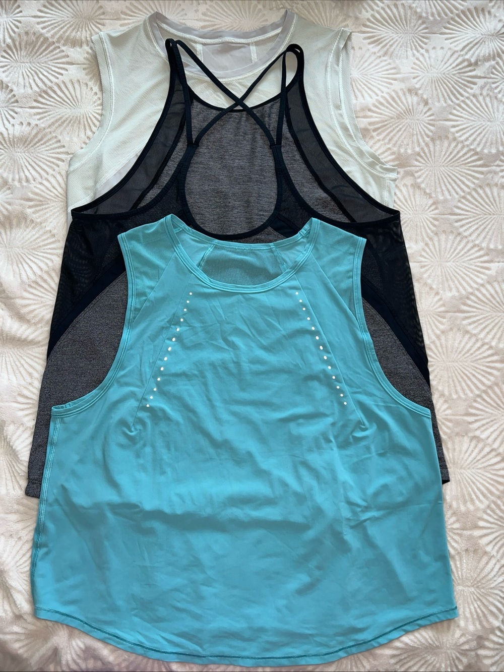 Lululemon bundle of 3 tanks Women’s Sleeveless Active Tank Tops sz.6 great